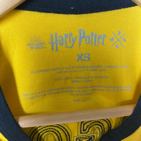 🩶 Diggory Hufflepuff UNIVERSAL STUDIOS Ringer Tee Adult XS - Picture 5 of 7